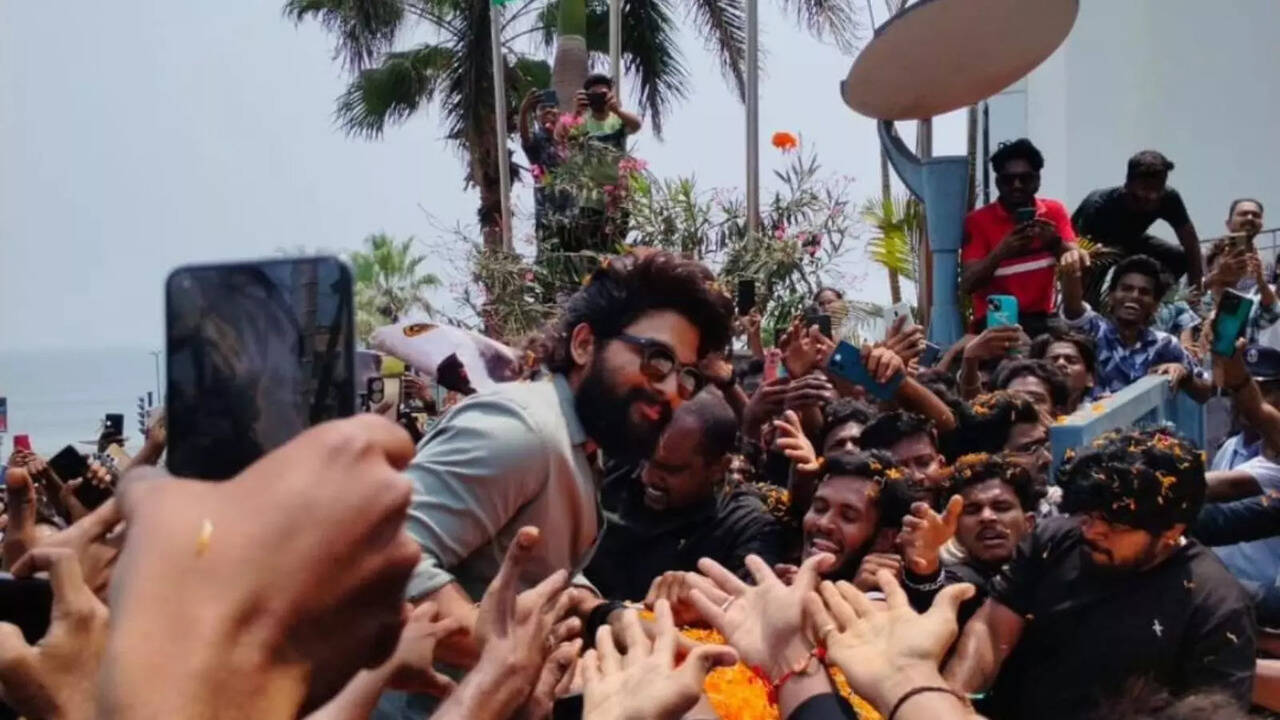 Allu Arjun Receives Warm Welcome By Fans As He Reches Vizag For Pushpa 2 Shoot, Pics Go Viral