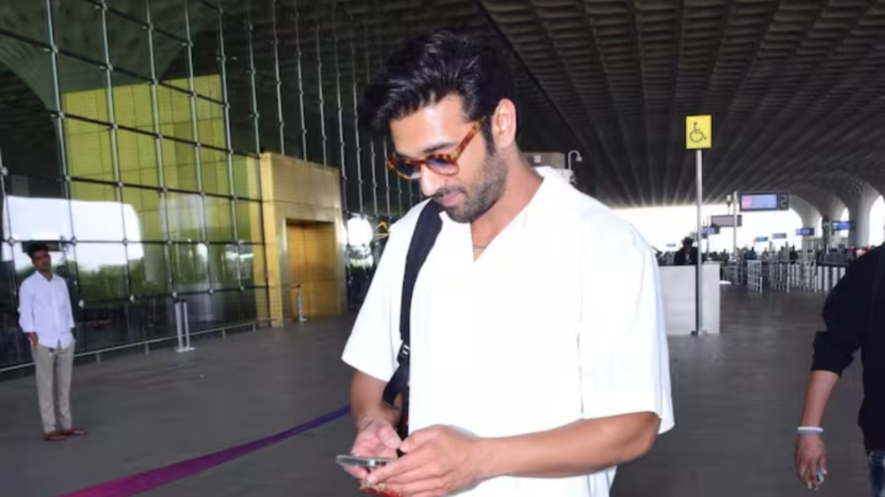 Pulkit Samrat Poses At Airport As He Jets Off For Wedding With Kriti Kharbanda In Manesar - WATCH