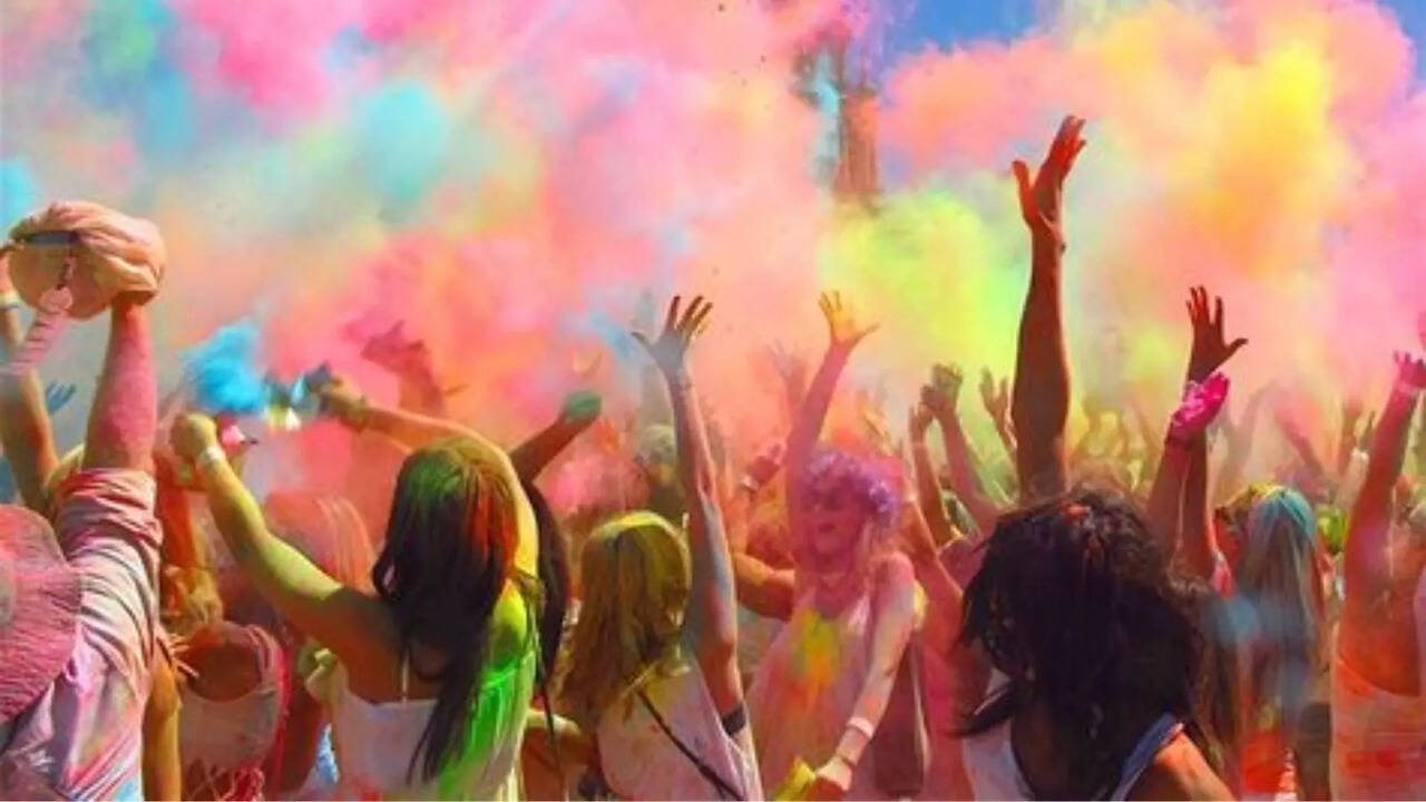 ​Holi 2024: 15 Ways To Wish And Greet Your Loved Ones This Holi