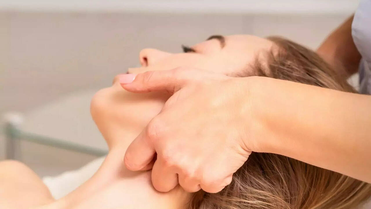 7 Lymphatic Drainage Techniques to Get Rid of Puffiness and Water Retention