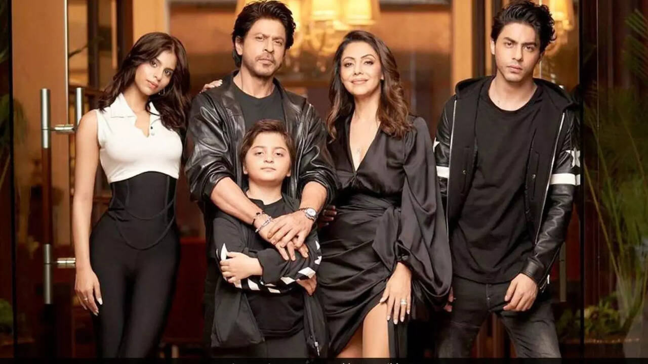 SRK, Gauri, Suhana And Abram Enjoy Night Out in Mumbai