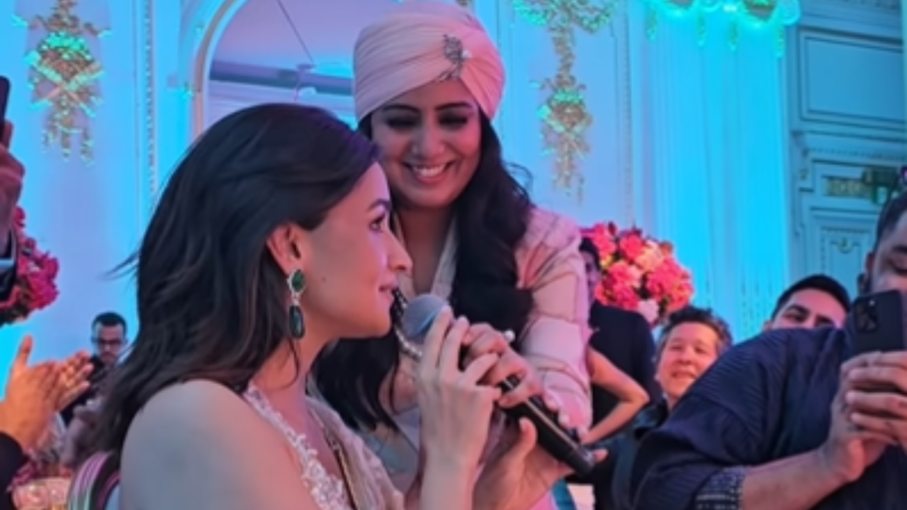 Alia Bhatt Sings Ikk Kudi From Udta Punjab With Harshdeep Kaur At Hope Gala In London - WATCH