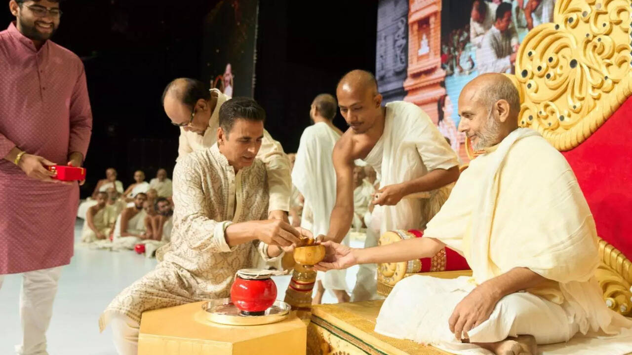 ​Akshay Kumar Presented With Honour Of Offering Shri Hansratan Surishwarji Bhog After 180-Day Fast, SEE PICS