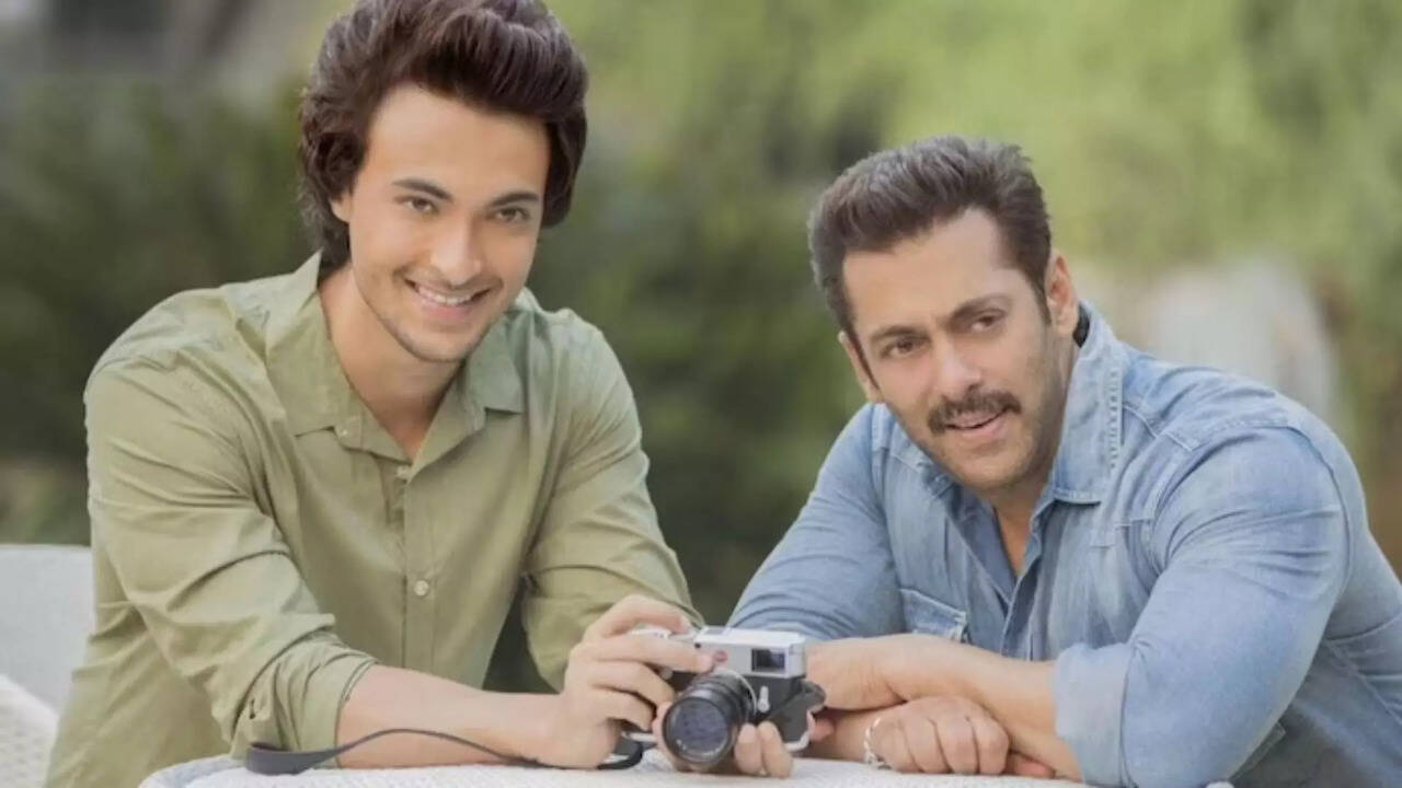 Salman Khan appreciating Aayush Sharma