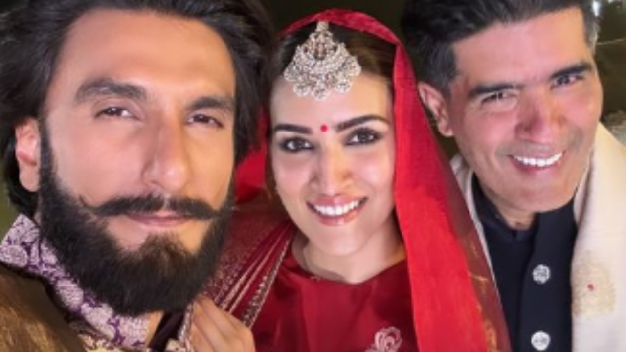 Ranveer Singh, Kriti Sanon Walk The Ramp For Manish Malhotra At Varanasi's Namo Ghat, Video Goes Viral - WATCH