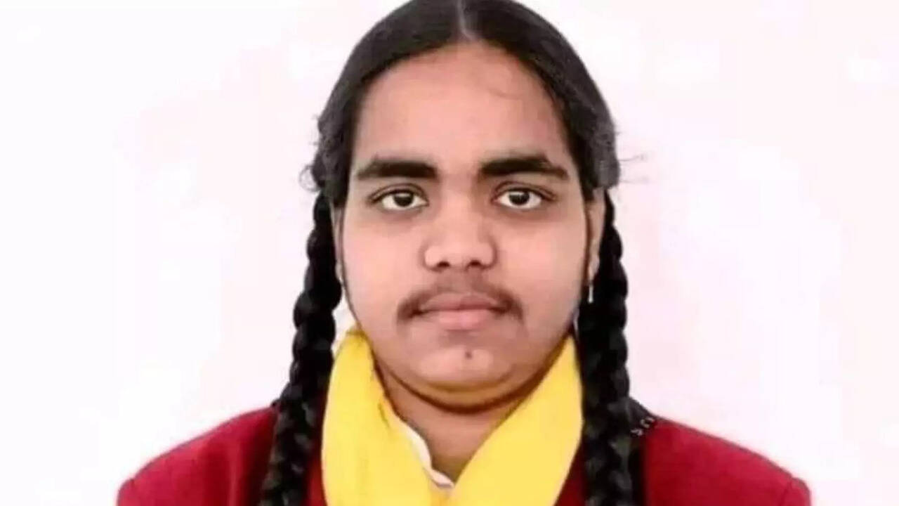 10th Student Prachi Nigam Tops Exams, But Is Mocked For Her Appearance, Netizens Come To Her Defence