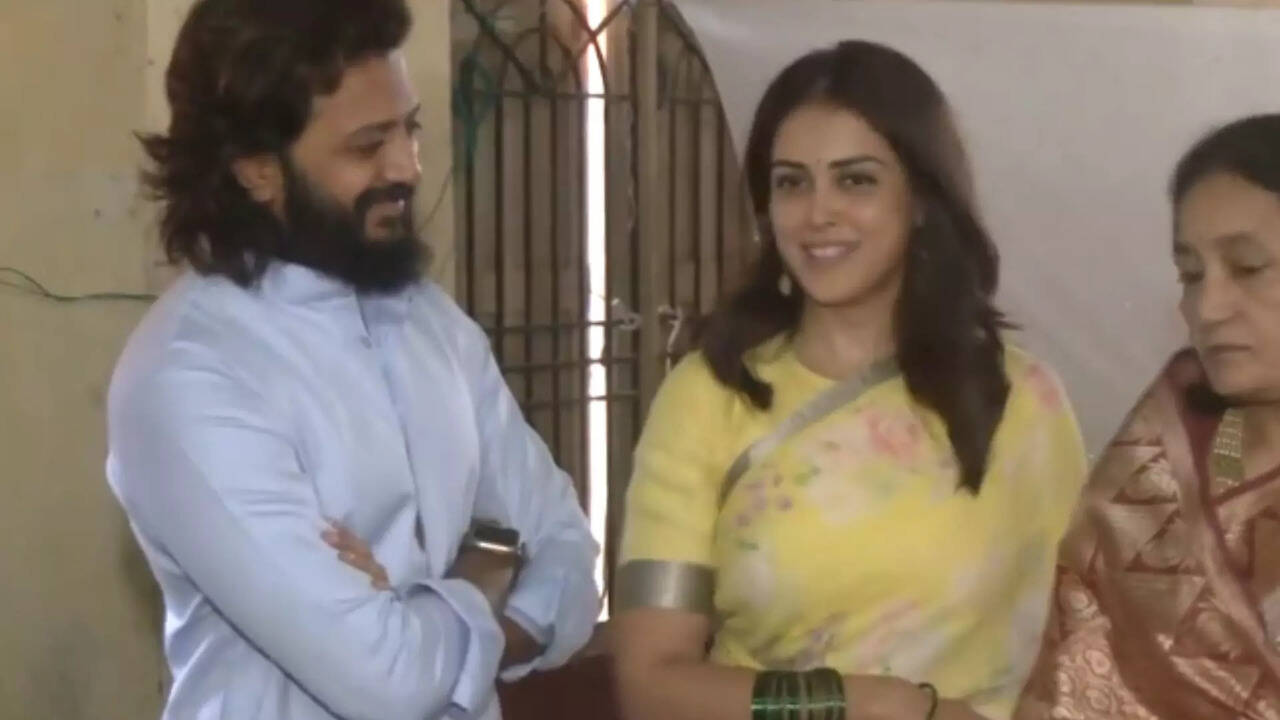 Riteish Deshmukh and Genelia cast Vote