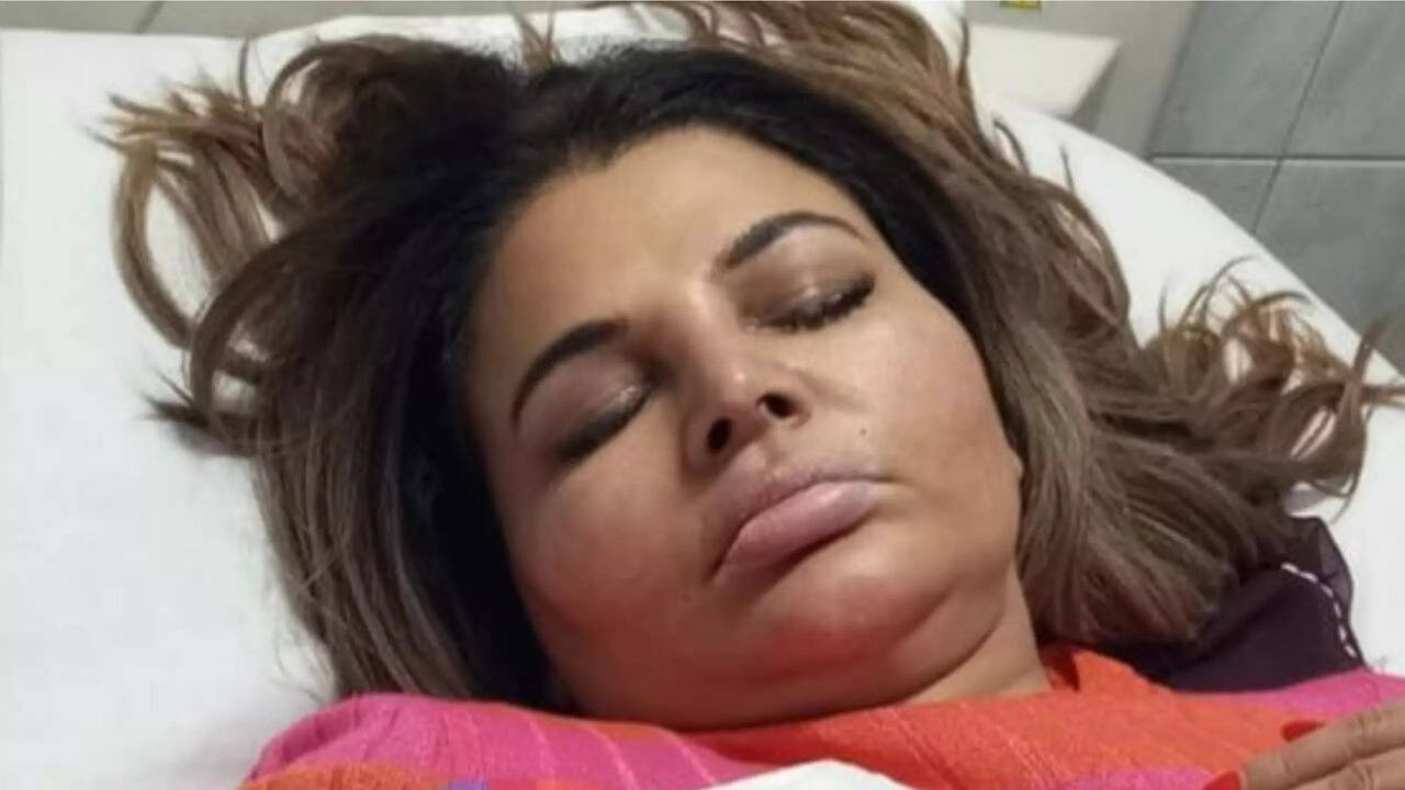 Rakhi Sawant सर्जरी से पहले दर्द से रोती बिलखती आईं नजर