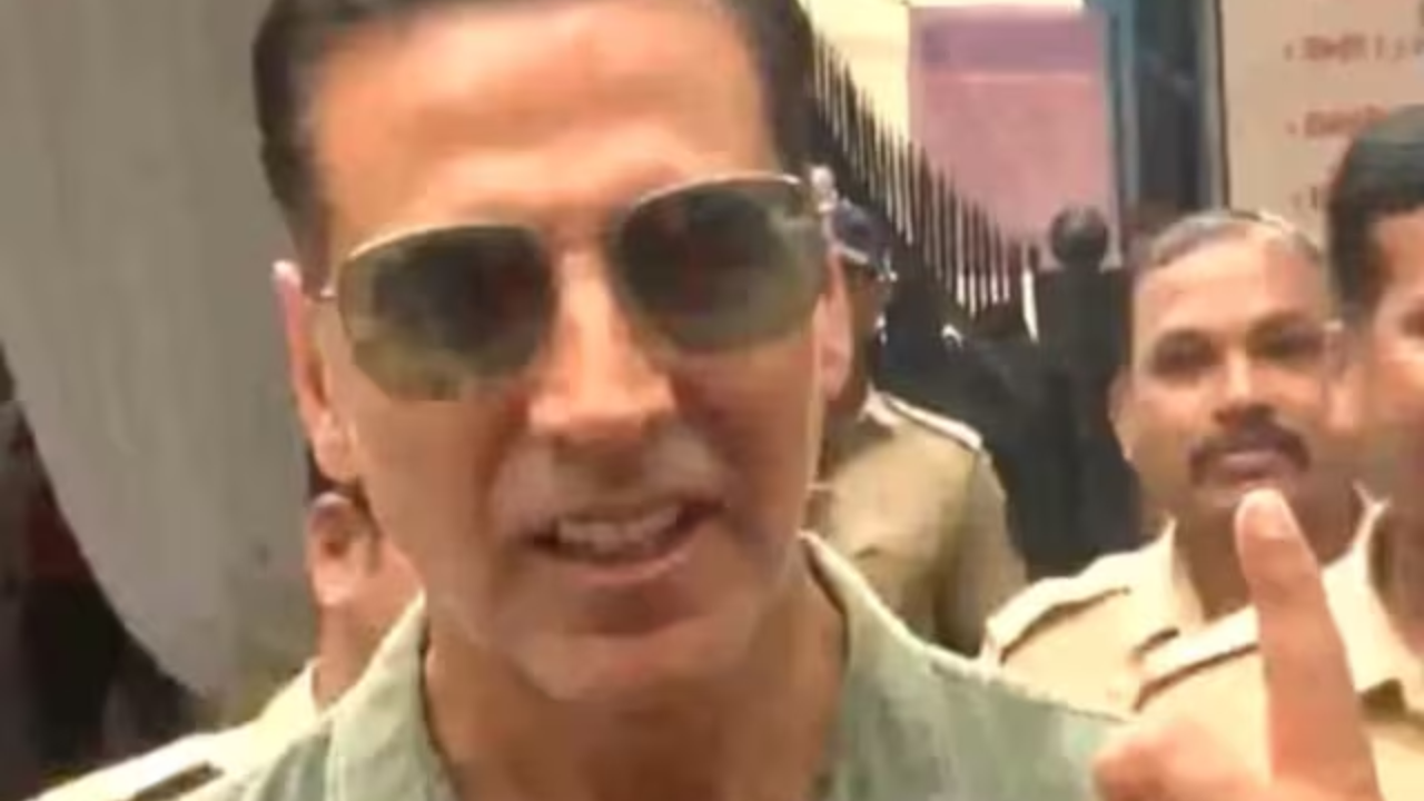 Akshay Kumar Cast his first Vote