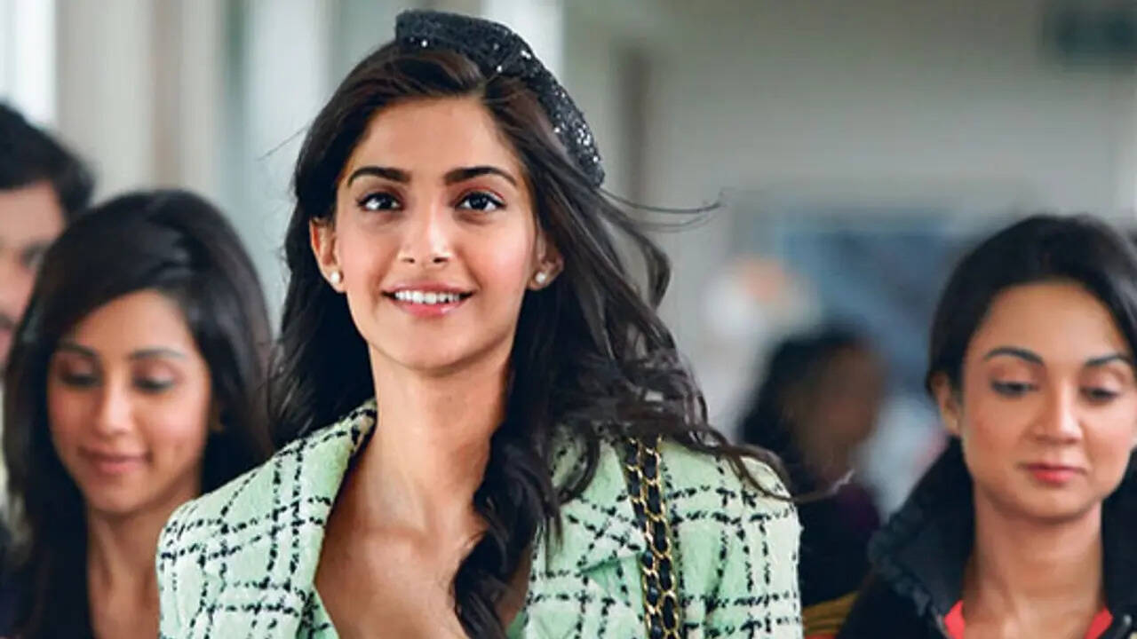 sonam-kapoor-reflects-as-aisha-15th-anniversary