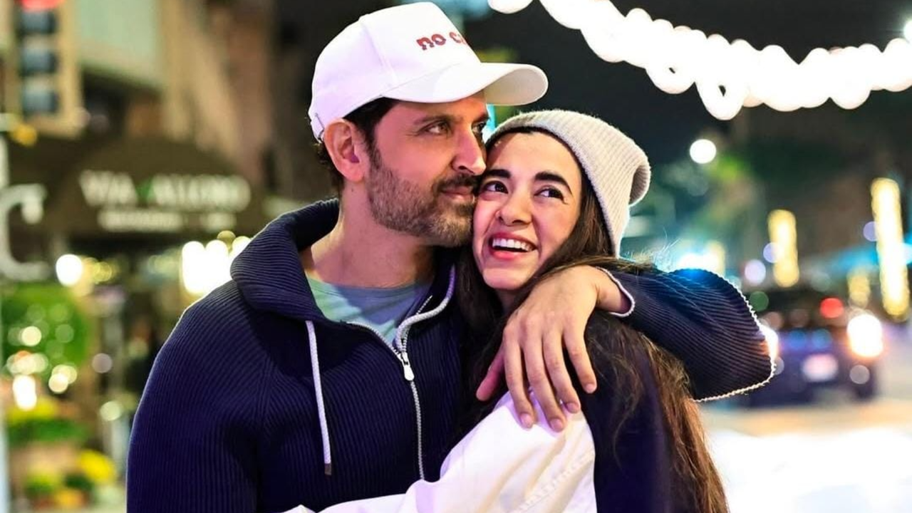 Hrithik Roshan Embraces Girlfriend Saba Azad The Couple Strolls 