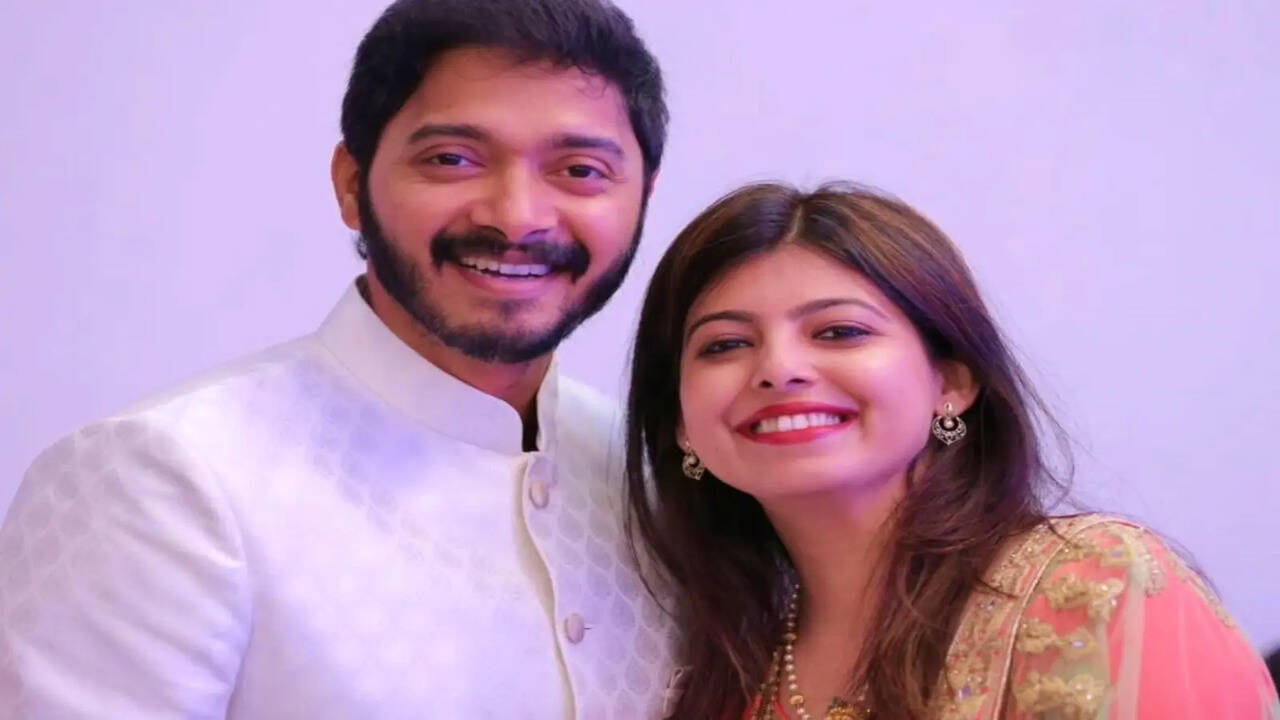 shreyas-talpade-21st-wedding-anniversary-deepti