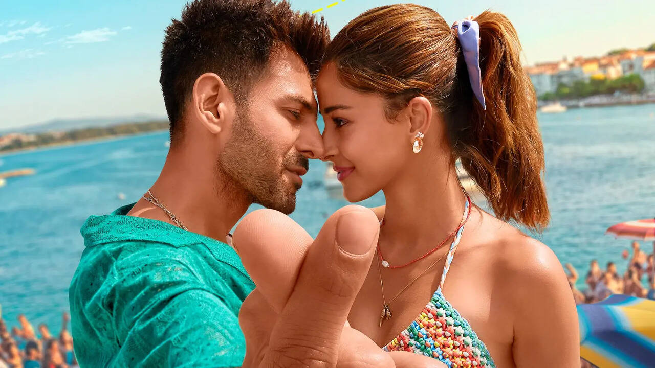 View - What prompted netizens to express their apologies to Arjun Kapoor following the yacht scene featuring Kartik Aaryan and Ananya Panday in TMMTMTTM? | Zoom TV