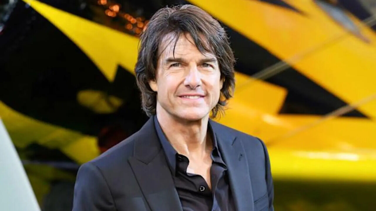 Tom Cruise Surprises Fan During Viral Workplace Encounter | Zoom TV