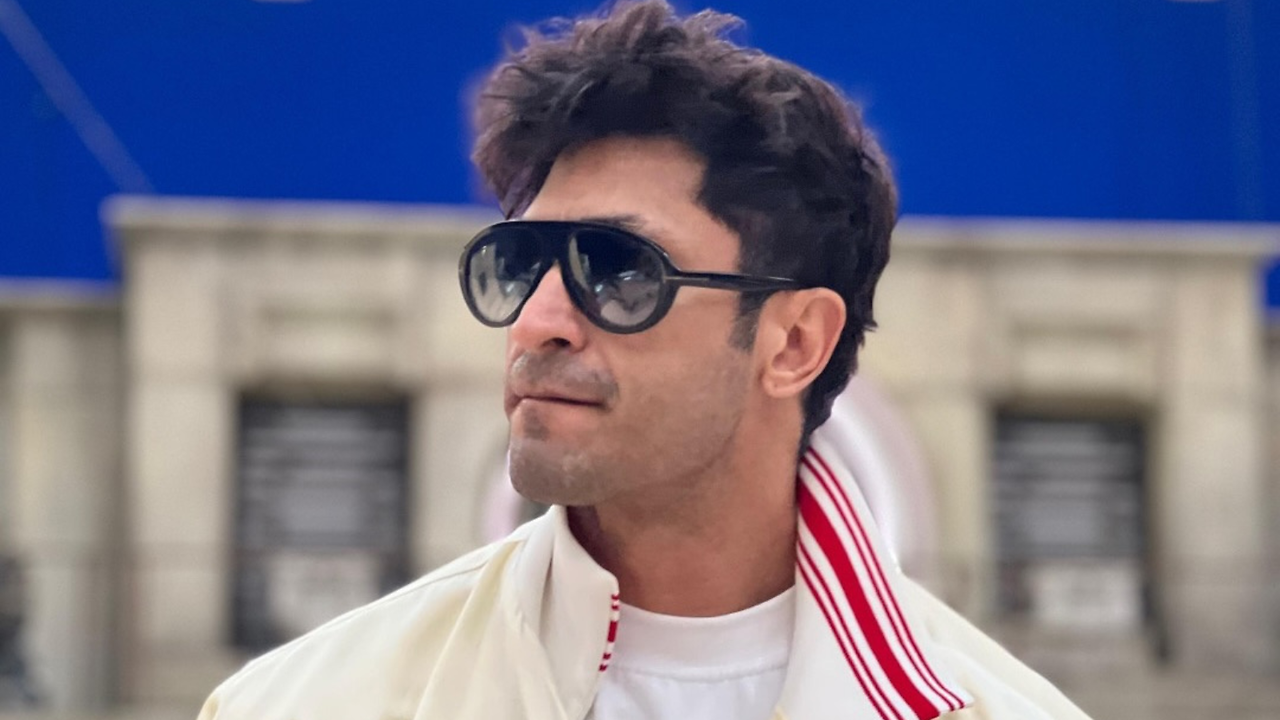 Vidyut Jammwal Reacts to Viral AI Meme Featuring Barcelona Coach Hansi ...