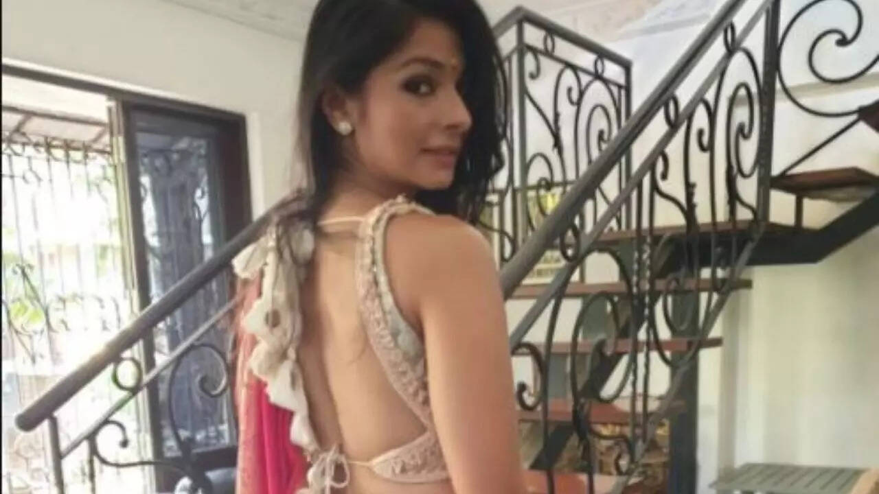 Tanishaa Mukerji Bengali saree