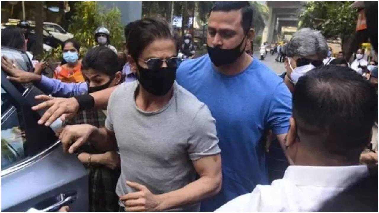 SRK greets people with folded hands at Arthur Road jail