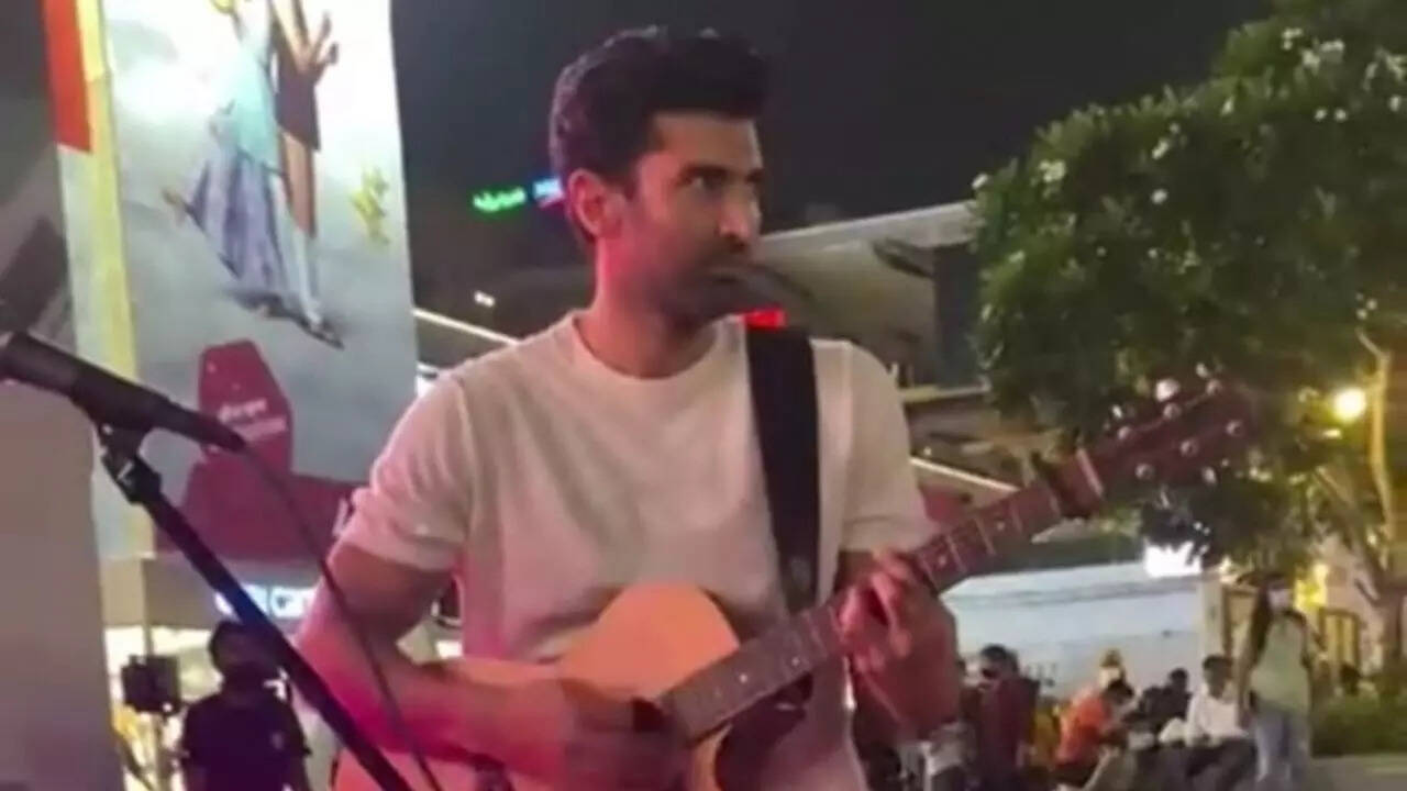 Aditya Roy Kapur breaks into impromptu guitar performance