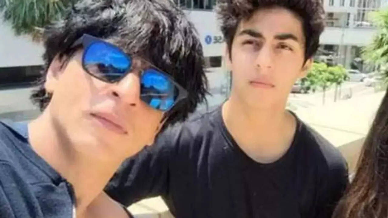 Shah Rukh Khan fans gather outside Mannat amid Aryan Khan's case