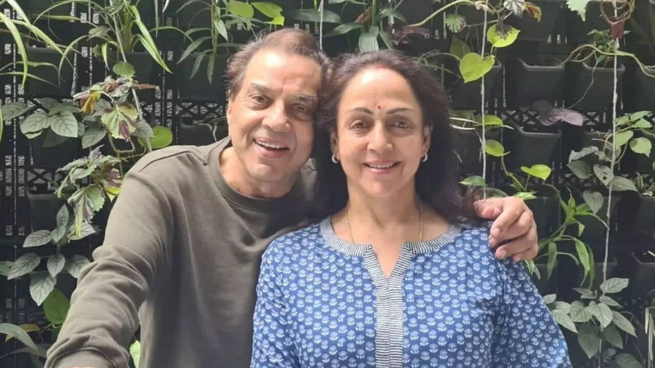 Hema Malini shares unseen photo with Dharmendra