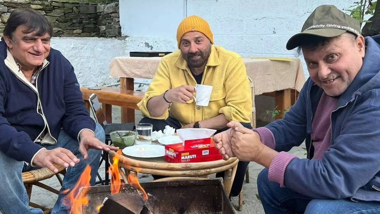 Sunny Deol enjoys Gadar 2 script reading session in Manali