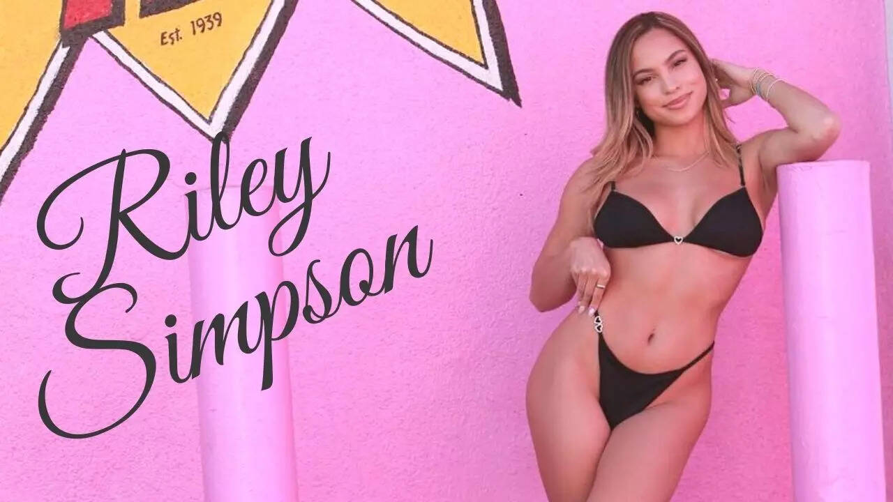 Riley Simpson's hot bikini photos