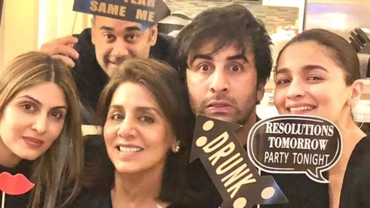 Alia Bhatt turns cheerleader for Ranbir Kapoor's mom Neetu Kapoor