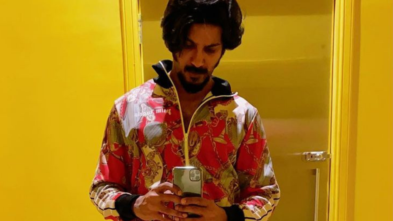 Dulquer Salmaan fitting room selfie