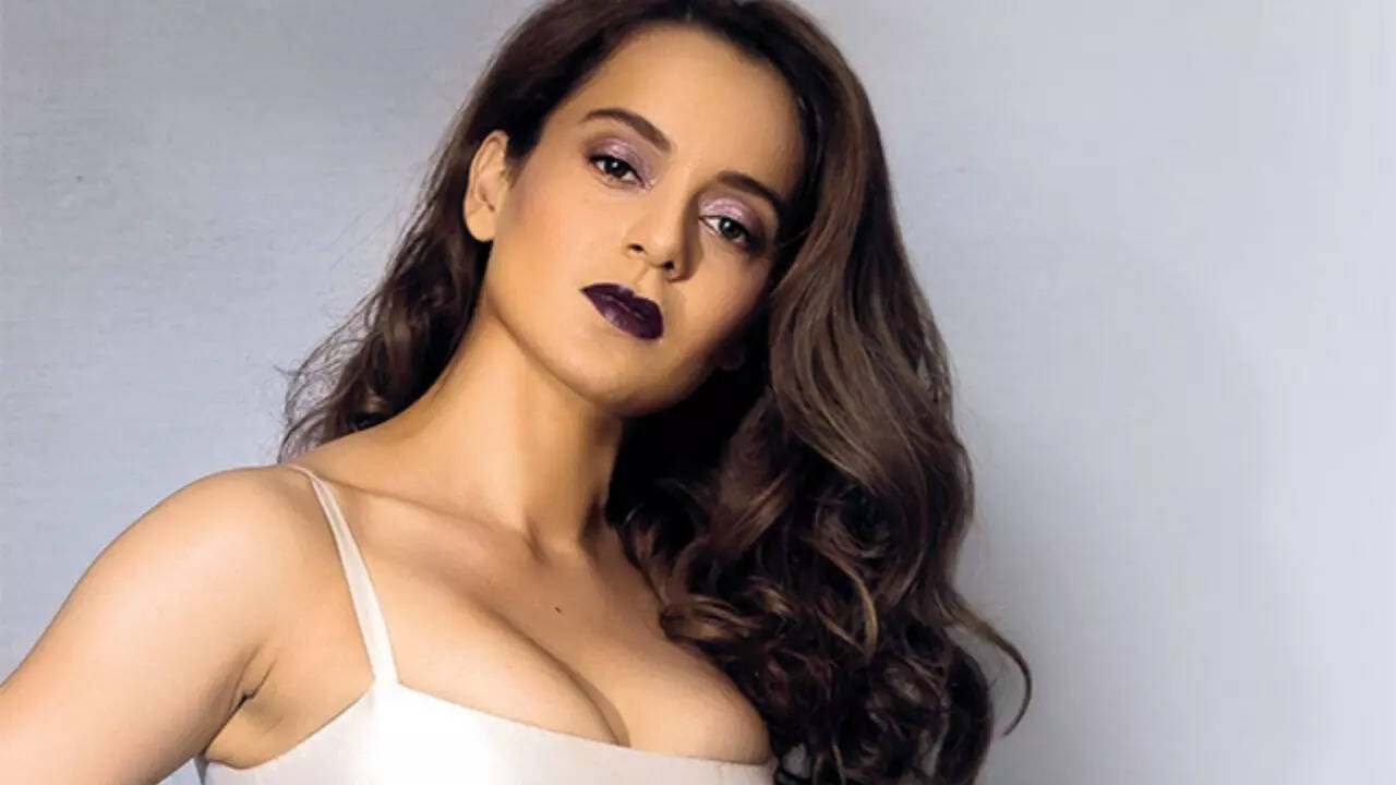 Kangana Ranaut shares sultry photo after FIR gets filed against her