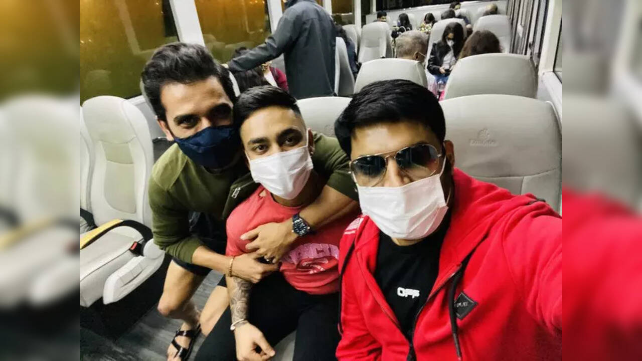 Kapil Sharma with 2 Indian cricketers