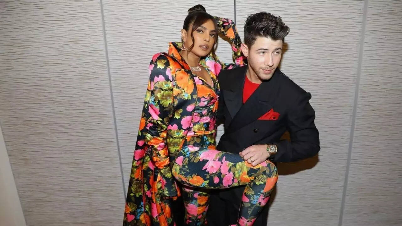 Nick Jonas fixes Priyanka Chopra's dress