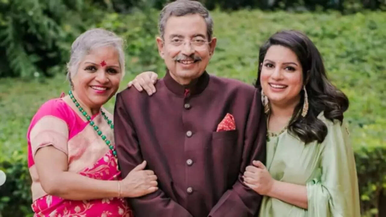 Mallika Dua with parents