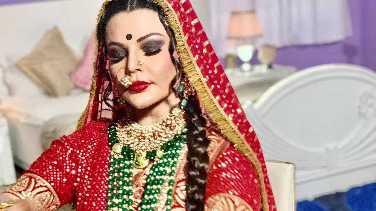 'Maine 4 baar shaadi ki hai, lekin honeymoon tak nahi manaya,' says Rakhi Sawant during her verbal spat with Abhijit Bichukale on BB 15