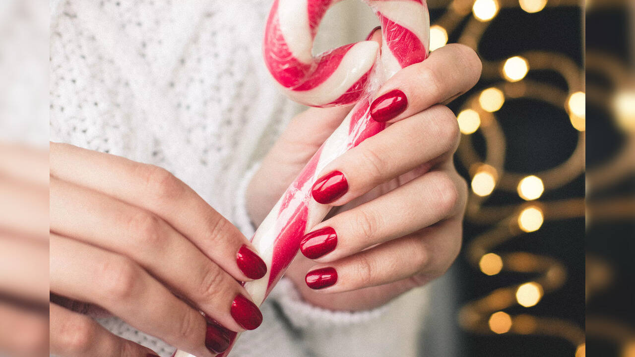 Viral Christmas nail trends