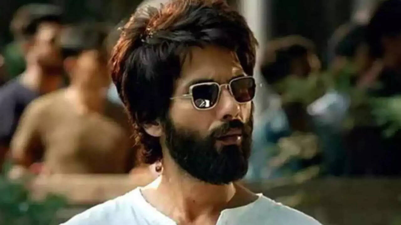 Kushna Abhishek hilariously trolls Shahid Kapoor for putting ice ‘in the wrong place’ in Kabir Singh; latter reacts - WATCH