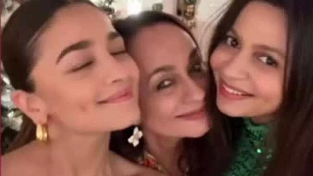 Alia Bhatt spends Christmas eve with Soni Razdan, Shaheen Bhatt