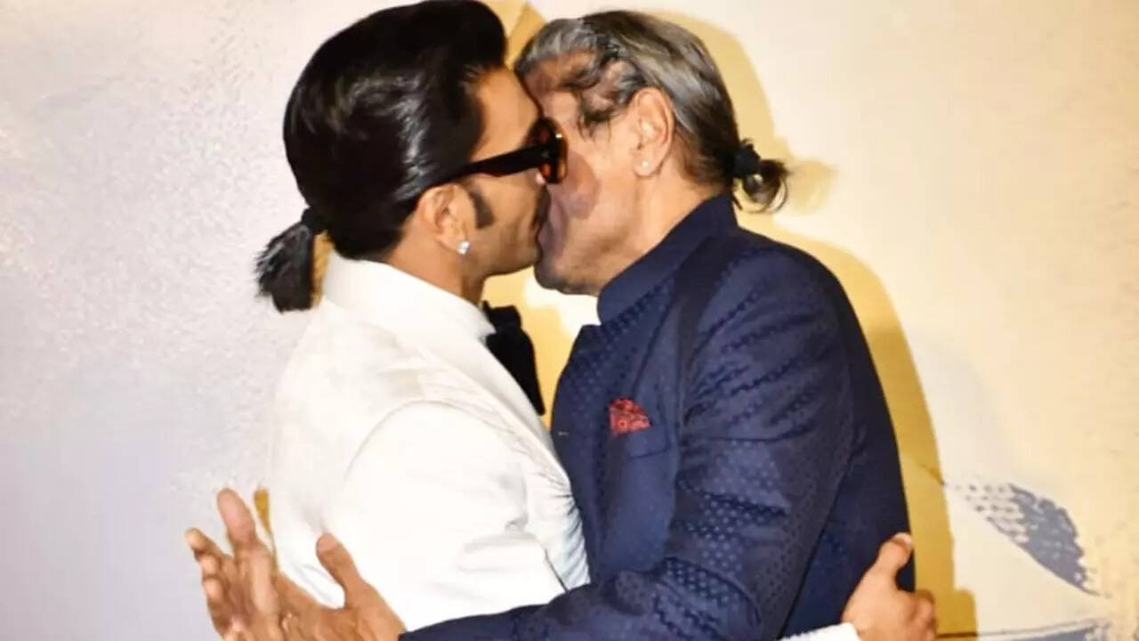 Ranveer Singh and Kapil Dev's moment at 83 premiere goes viral on social media; fans say, 'control Uday control'