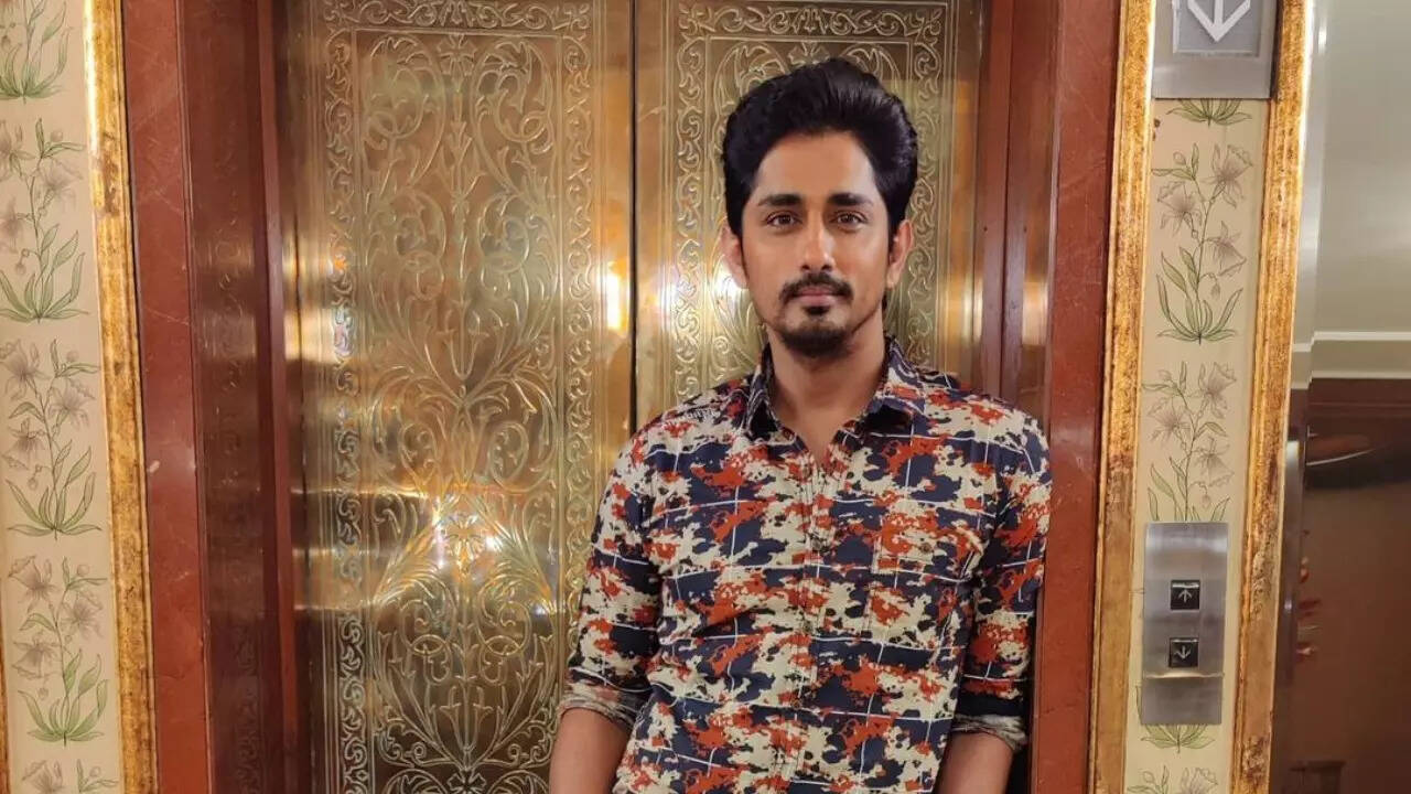 Maha Samudram star Siddharth shuts down a troll like a boss who called him 'dumb'