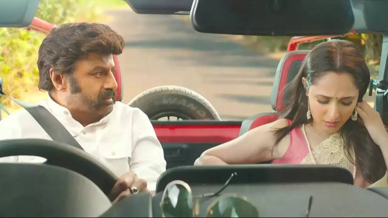 Hyderabad police uses Nandamuri Balakrishna and Pragya Jaiswal's Akhanda scene to promote road safety