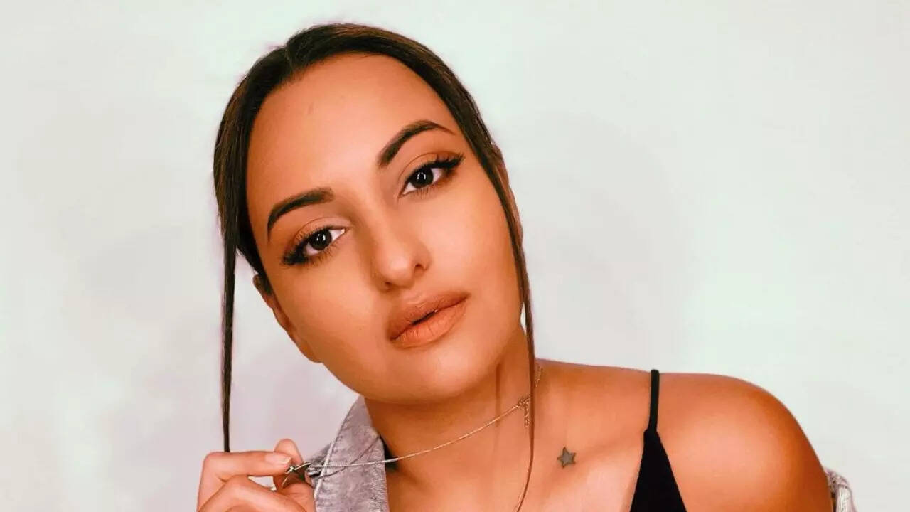 Sonakshi Sinha reacts to fan who asked her about her wedding