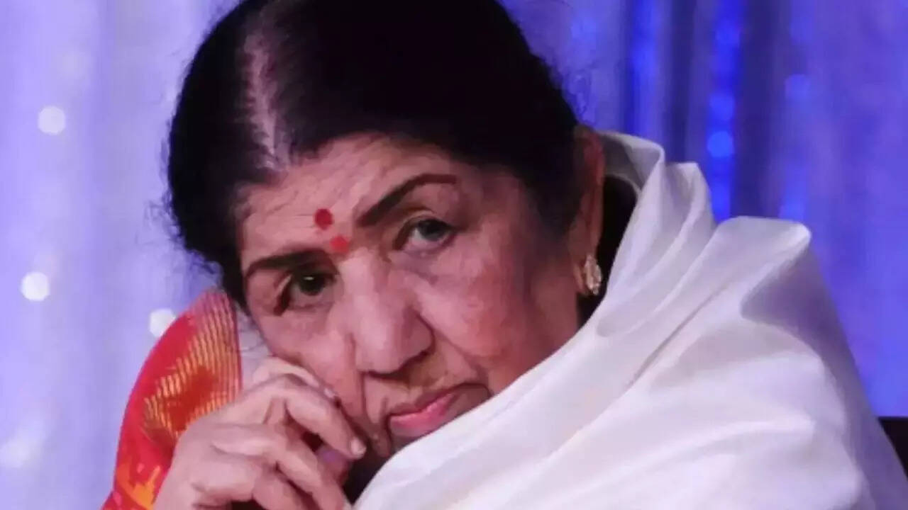 Lata Mangeshkar shows signs of improvement in hospital