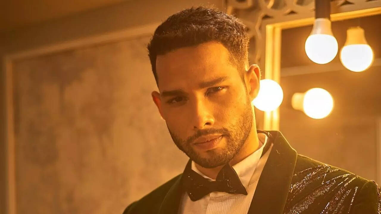 Siddhant Chaturvedi says he didn't sit with parents at Gehraiyaan screening; reveals his father's reaction