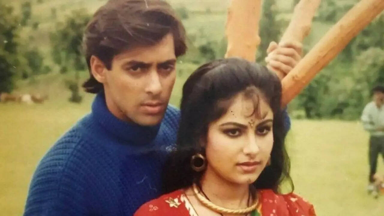 Ayesha Jhulka with Salman Khan