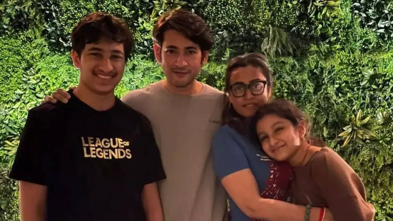 Mahesh Babu shares priceless family photo to wish wife Namrata Shirodkar on 17th wedding anniversary