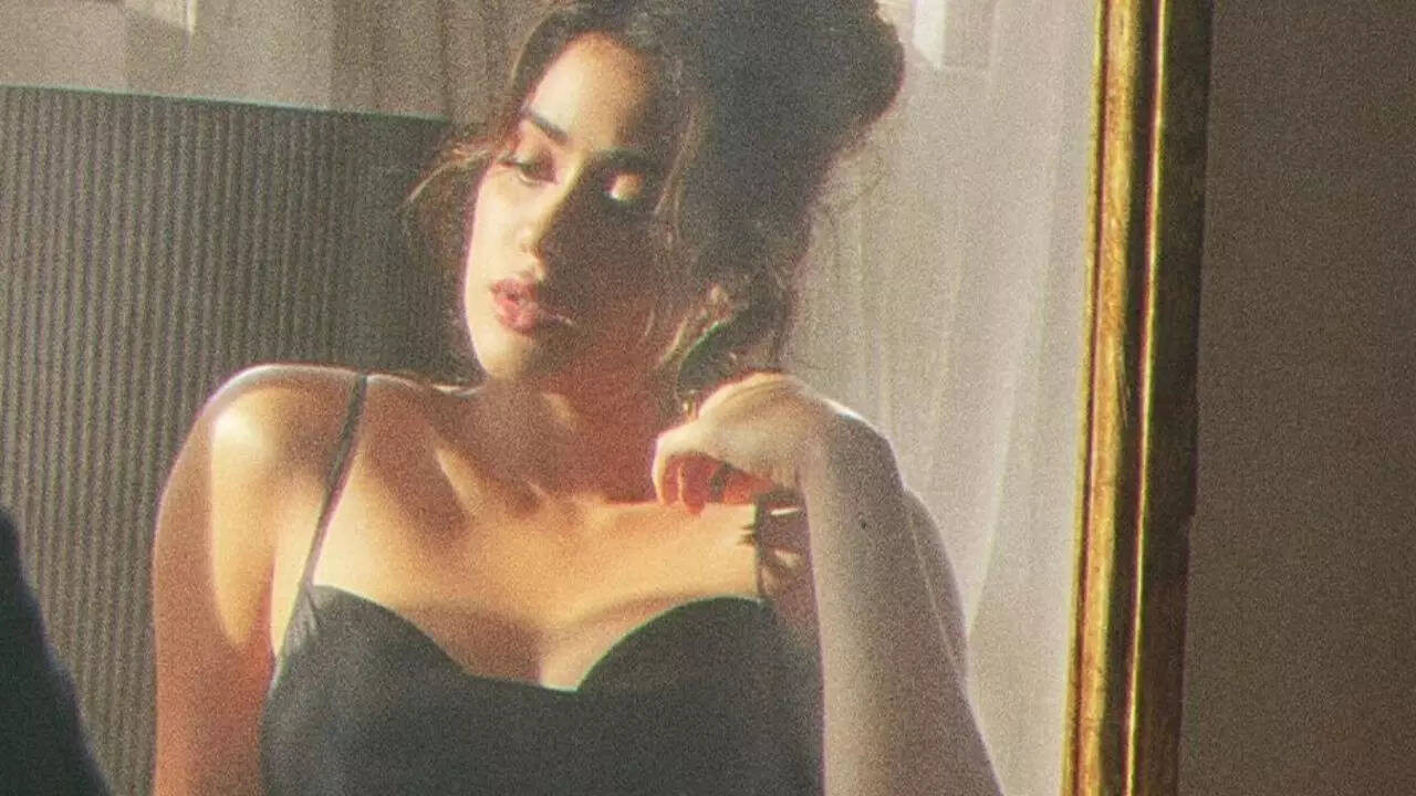 Janhvi Kapoor shares smoking hot photos