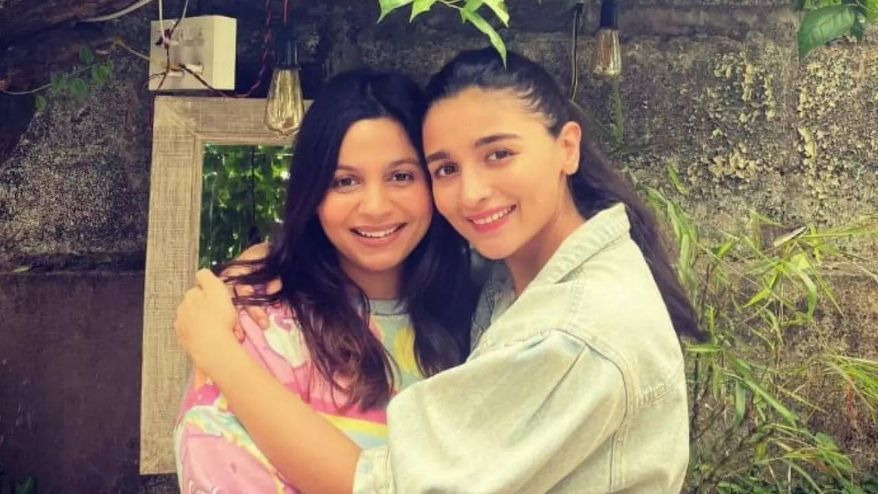 Alia with sister Shaheen