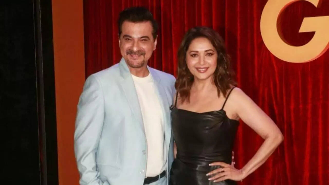 Madhuri Dixit and Sanjay Kapoor recreate the iconic steps of  'Akhiyaan Milaoon' on The Kapil Sharma Show - WATCH