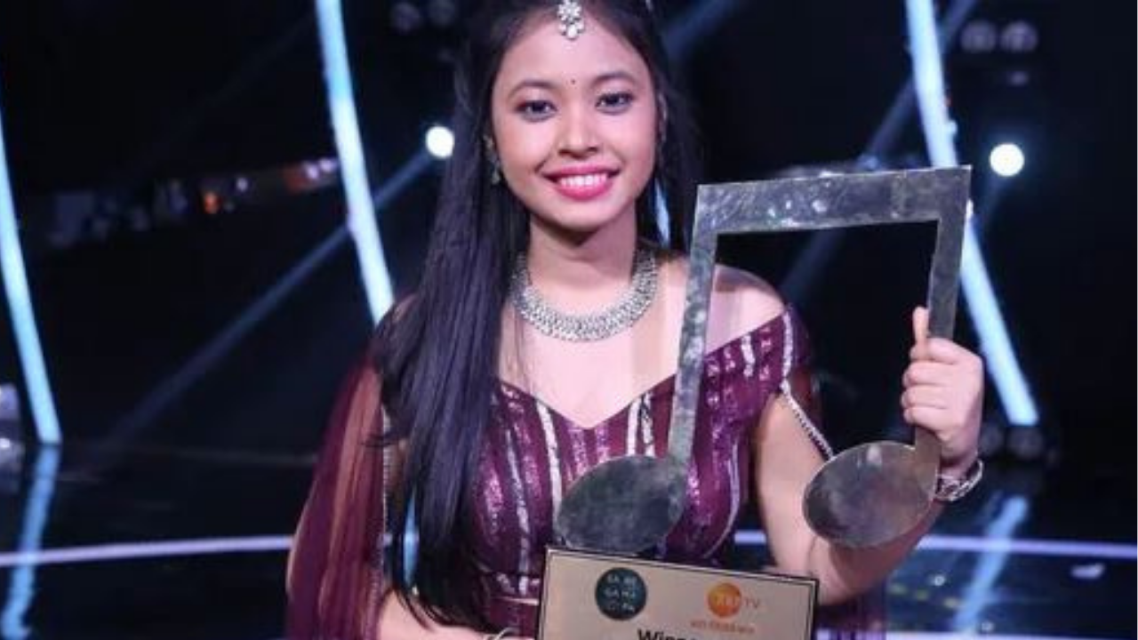 Neelanjana Ray won Rs 10 lakh apart from winning the winner's trophy.