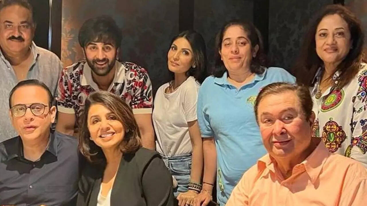 Ranbir Kapoor enjoys Sunday lunch with family members