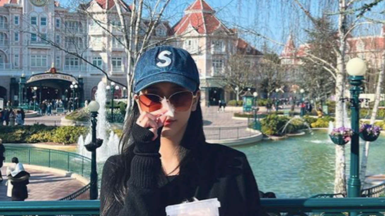 Jisoo enjoys her time at Disneyland